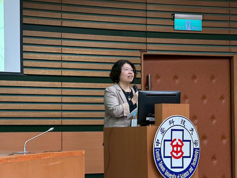 中臺科大護理學院蔡麗雲院長指出，照護現場需同時實現科技落地與維護人本價值