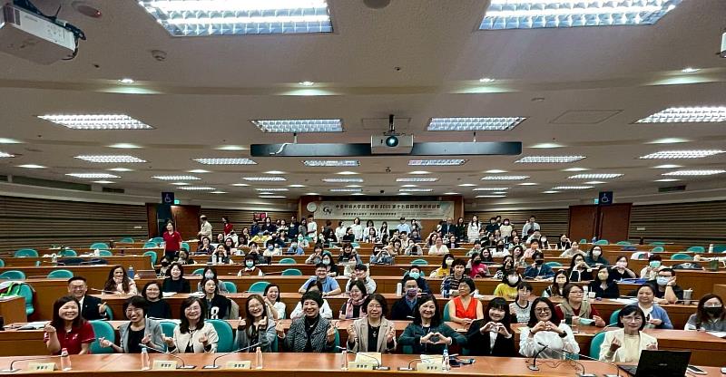 中臺科大護理學院2025第十七屆國際學術研討會圓滿成功全體與會者合影