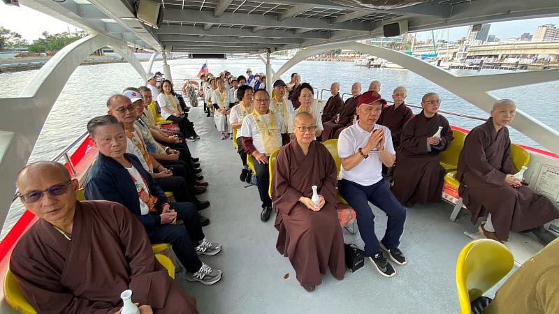 5、16位百萬大悲行者同步搭船出海灑大悲水，象徵一起走在慈悲與和平之路。（靈鷲山佛教教團提供）