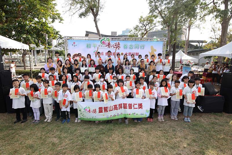 3、普仁小太陽是逆境中的小英雄，生命故事充滿堅韌與勇氣，和法師和師長們開心大合照。（靈鷲山佛教教團提供）