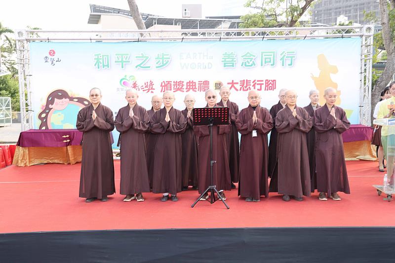 2、靈鷲山般若文教基金會董事長恆傳法師領眾攝心體驗1分鐘平安禪，大眾齊誦和平祈願文。（靈鷲山佛教教團提供）