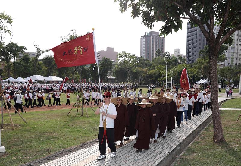 1、逾千人持咒繞行，串成的人龍壯觀亮眼。（靈鷲山佛教教團提供）