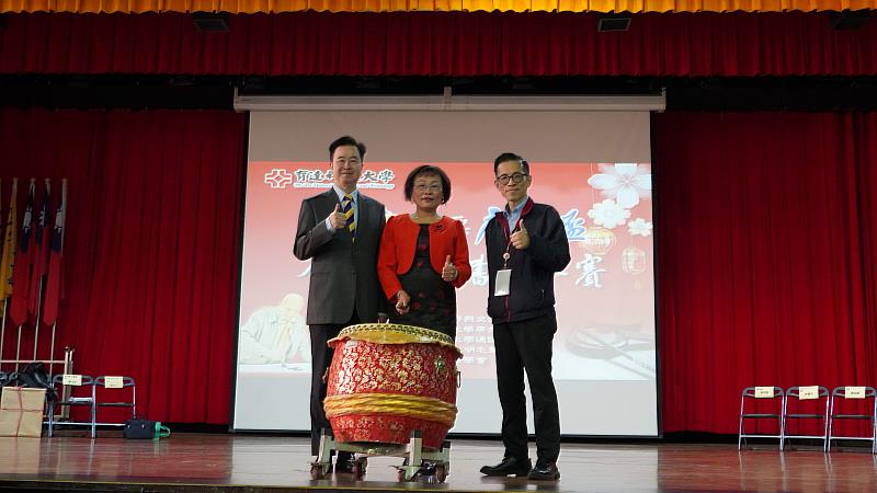 「2025苗栗廣亞盃全國春聯書法比賽」開幕式由吳菊校長(圖中)擊鼓開賽與育達科技大學王育文董事長(左1)與通識中心姜明翰主任(右1)合影