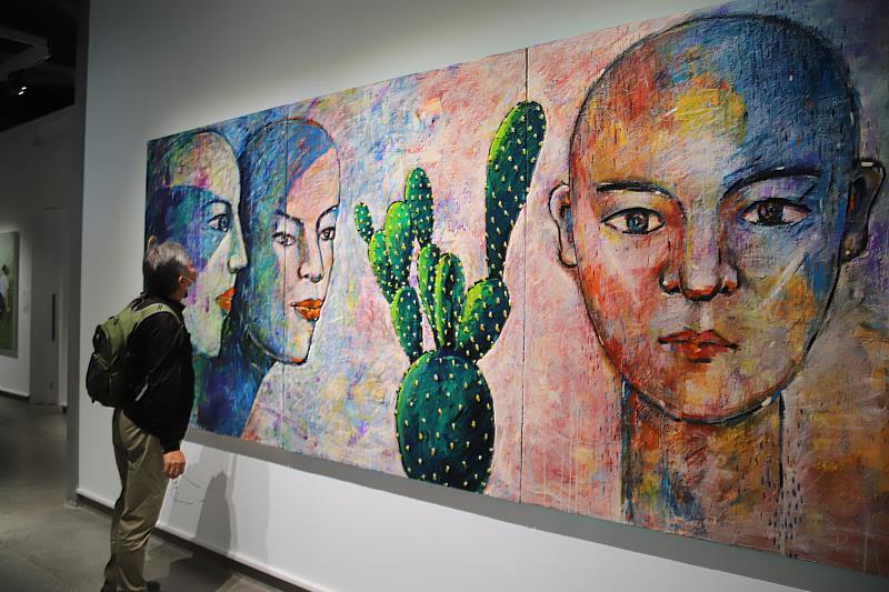 民眾近觀欣賞畫作