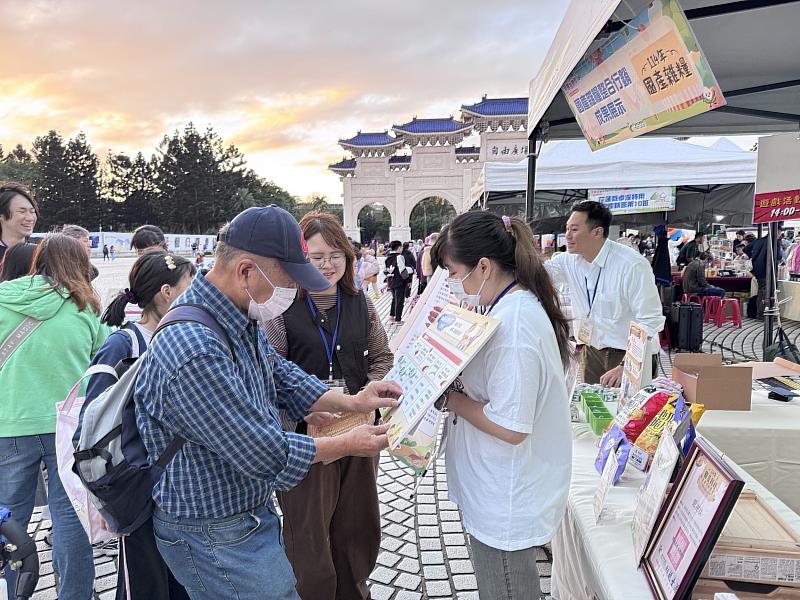 民眾參與「國產雜糧料理、知識週」趣味闖關遊戲