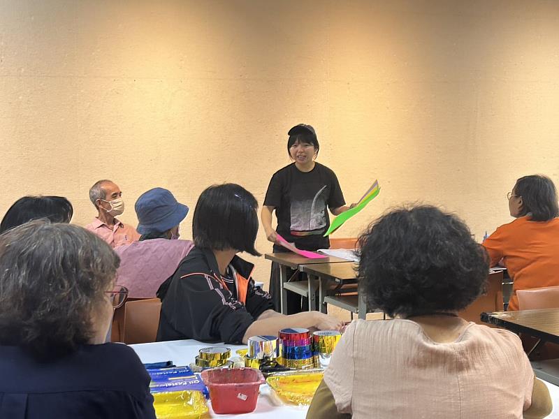 藝術團隊透過與在地學校南大附小及臺南文化中心志工們共製星星繪製投影，將成為臺南文化中心廣場上的星光作品。