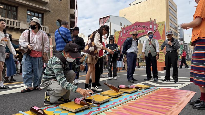 民眾體驗復古遊戲區活動。