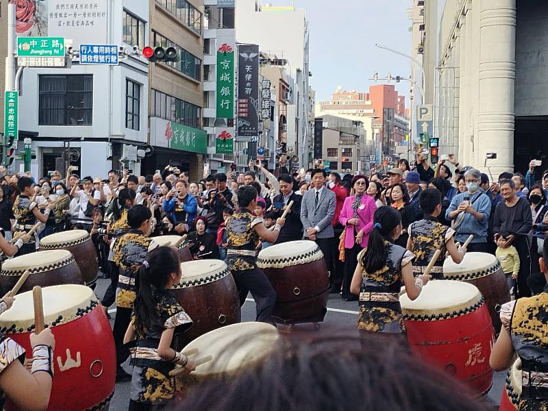 林百貨「府城摩登大遊行」今年以「作伙來林 逗熱鬧」為題,30組表演團隊與熱力十足的舞台接力,展現嘉年華魅力。