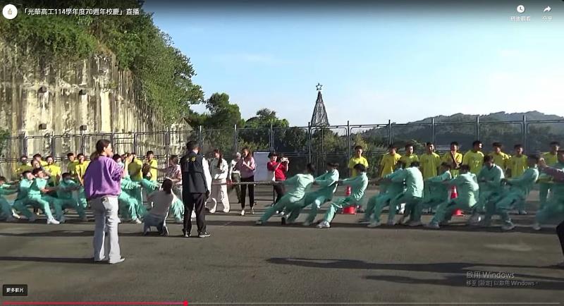 班際拔河比賽凝聚同儕默契與君子之爭的氣度,沒有放棄,每一局都是全力拚搏。