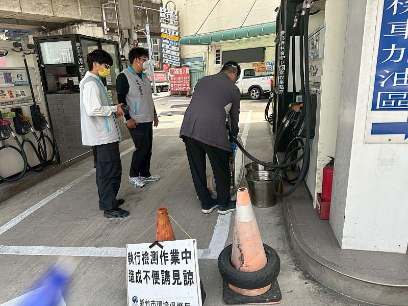 加油站稽查檢測。