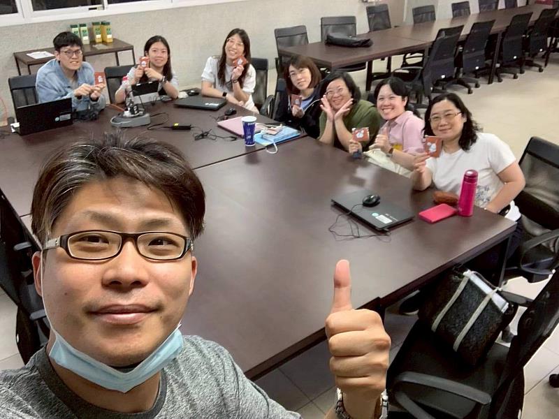 磐石高中洪子秀老師進行AI示範教學實作。