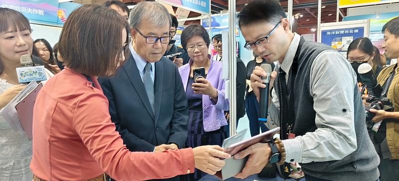 2025教育科技展 蘇老師向教育部鄭部長介紹 因材網互動試題。