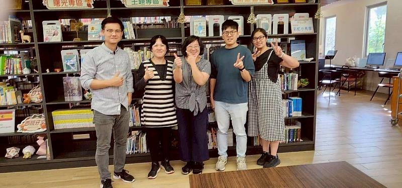 洪子秀老師（中）與曙光女中教師合影。