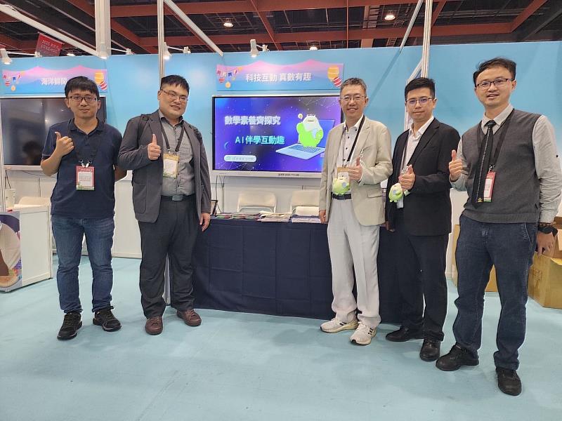 2025教育科技展，蘇老師協助推廣因材網互動試題。