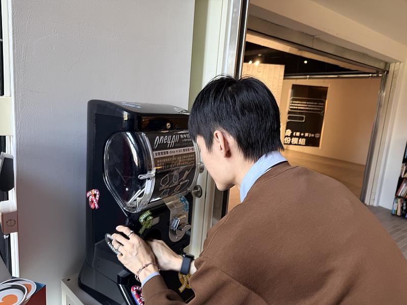 民眾於12月份例假日至府中15，完成限定打卡任務，即有機會體驗扭蛋遊戲，抽中精美禮品。