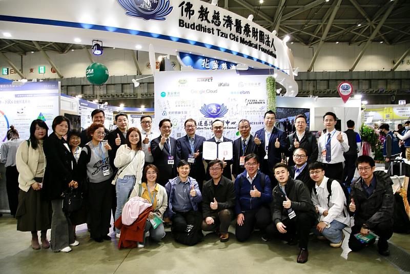 花蓮慈濟醫院與寰澔生物科技公司簽署合作備忘錄，雙方團隊合影見證。