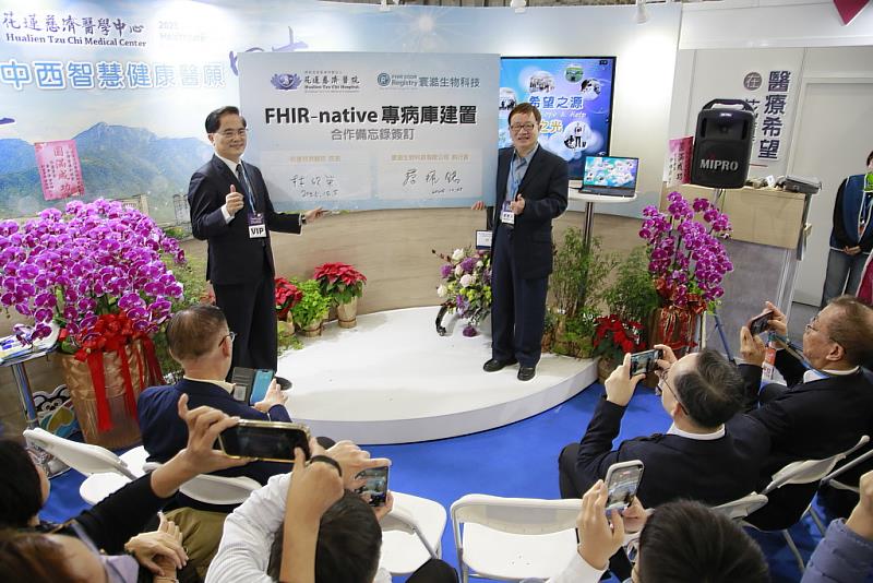 花蓮慈濟醫院院長林欣榮（左）與寰澔生物科技公司執行長蔡耀銘12月5日於台灣醫療科技展簽署合作備忘錄。
