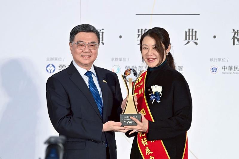 金屬中心董事長劉嘉茹（右）接受行政院院長頒發國家人才發展獎。