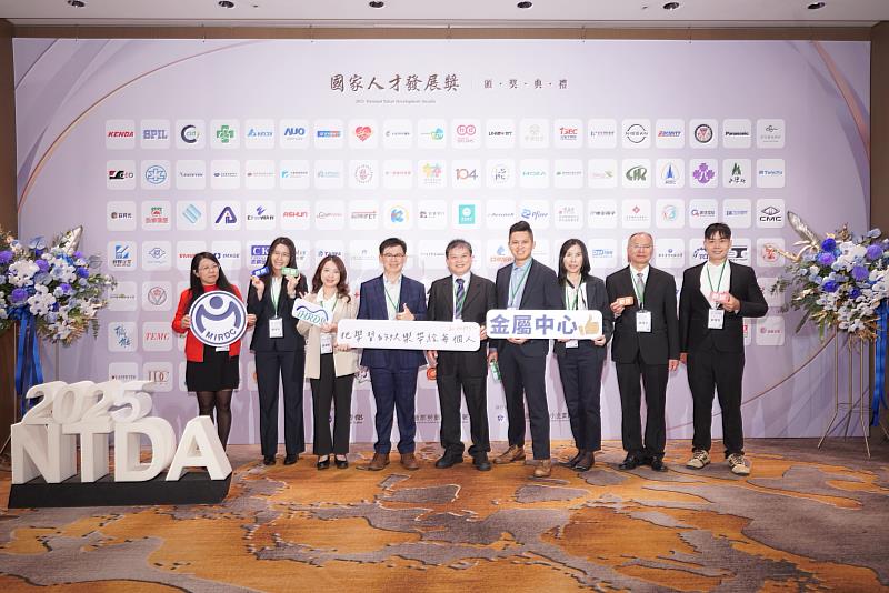 金屬中心升級處龔傳智組長（左5）及團隊成員。