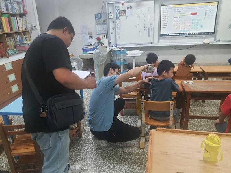 福樟實業有限公司至國立嘉義特殊教育學校量測學童身形,客製專屬桌椅,打造友善學習環境。