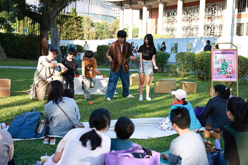 擅長以回收媒材創作、推廣親子互動劇場的「福德隆劇場」演出。