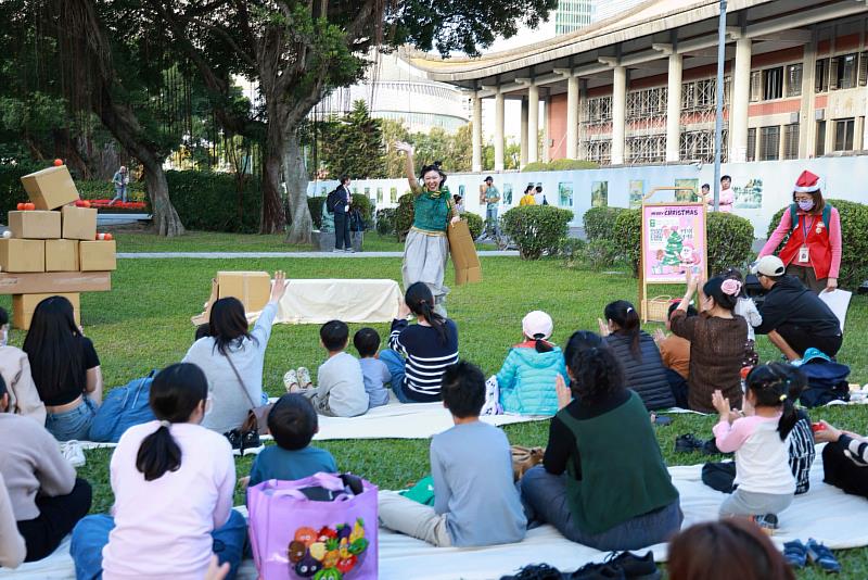 大小朋友們共度溫馨的週末午後。