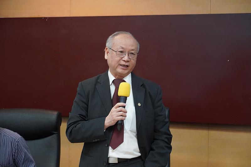 連展投控集團總經理陳鴻儀介紹連展集團。