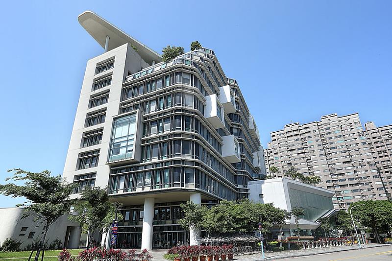 為推動建築教育向下扎根，新北市立圖書館特別與新北市建築師公會合作，舉辦「2025新北城市建築美學繪畫比賽」，邀請全國高中職學生探索新北市圖書館總館的建築空間特色，培養學生的建築美感與空間素養。