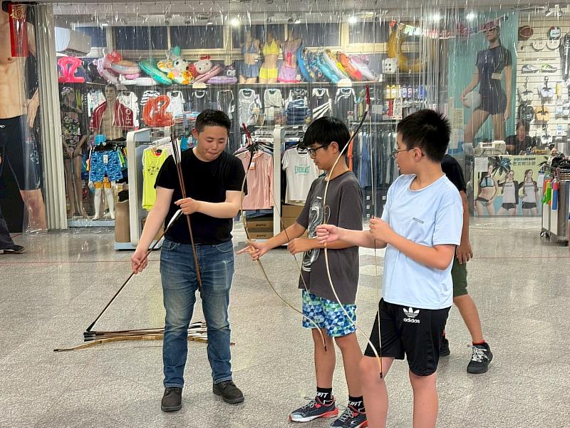 中山運動中心「鷹眼弓箭營」啟動孩子在弓弦光線之間，找到專注的方向。