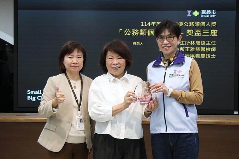 轉呈市長黃敏惠114年度防疫績優獎─公務類個人獎。