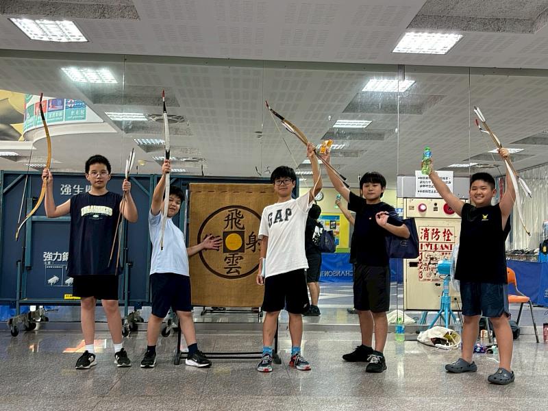 中山運動中心「鷹眼弓箭營」啟動孩子在弓弦光線之間，找到專注的方向。