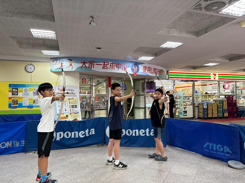 中山運動中心「鷹眼弓箭營」啟動孩子在弓弦光線之間，找到專注的方向。