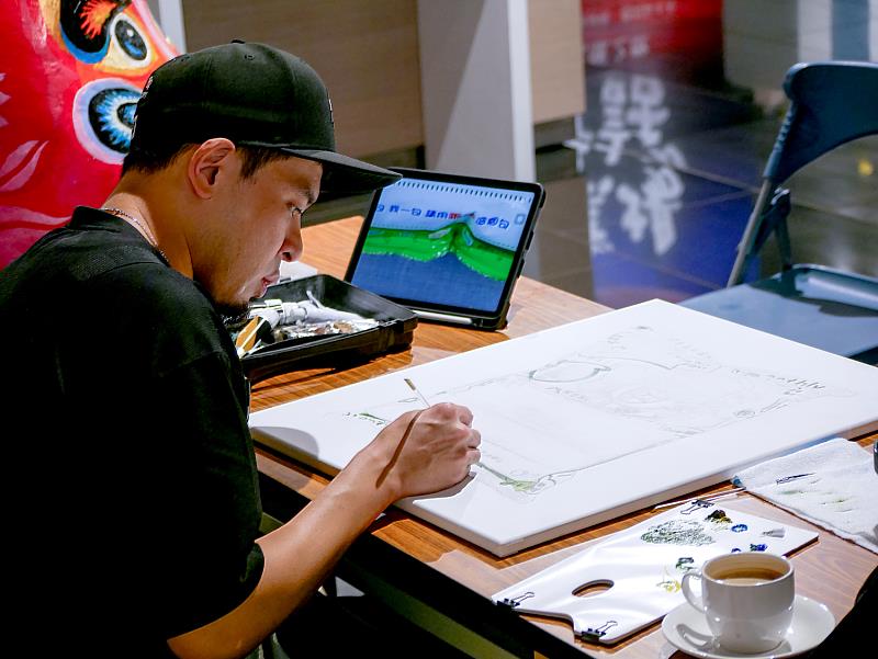 科技輔助創作的精準細節：賴威帆利用平板放大乖乖包裝細節，從字體、曲線到反光精準重現，也讓觀眾看見繪畫背後的專業流程。