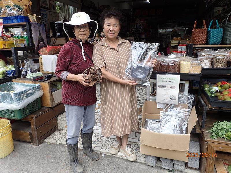 林業保育署臺中分署與谷關里山商店松鶴部落「阿嬌姨的店」合作,設立「保育柑仔店」,部落居民可持舊獵具在「保育柑仔店」免費換領改良式獵具,還能領取100元購物金兌換店內等值商品。