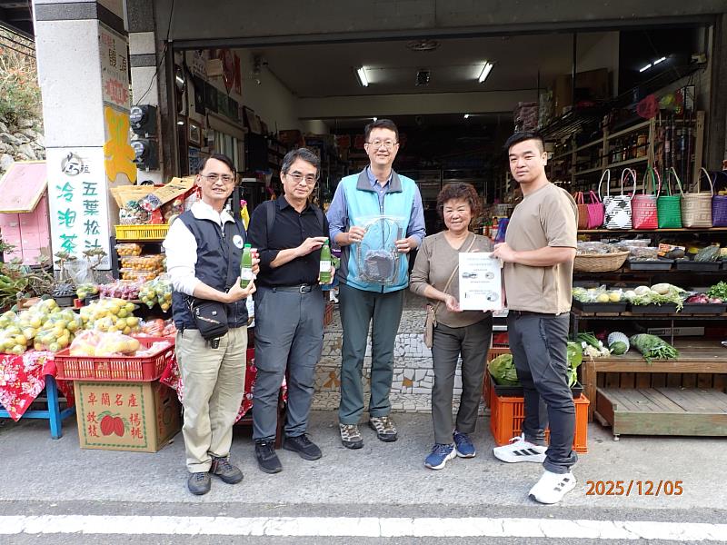 林業保育署臺中分署陳啓榮副分署長至松鶴部落與阿嬌姨共同推廣改良式獵具。