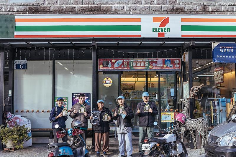 林業保育署臺中分署梨山工作站李彥興主任、7-ELEVEN梨山門市店長、梨山里賴聖功里長及在地居民於共同參與改良式獵具推廣。