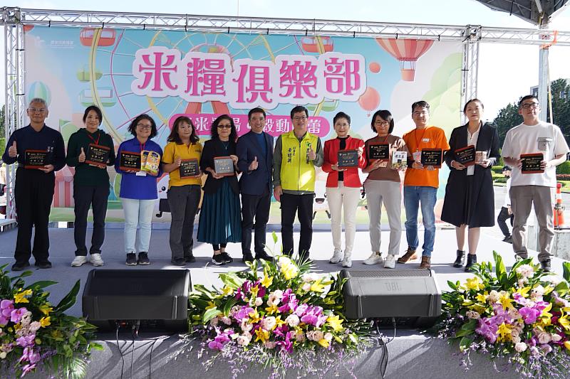 黃副署長與國產雜糧常備調理食品獲選業者合影。