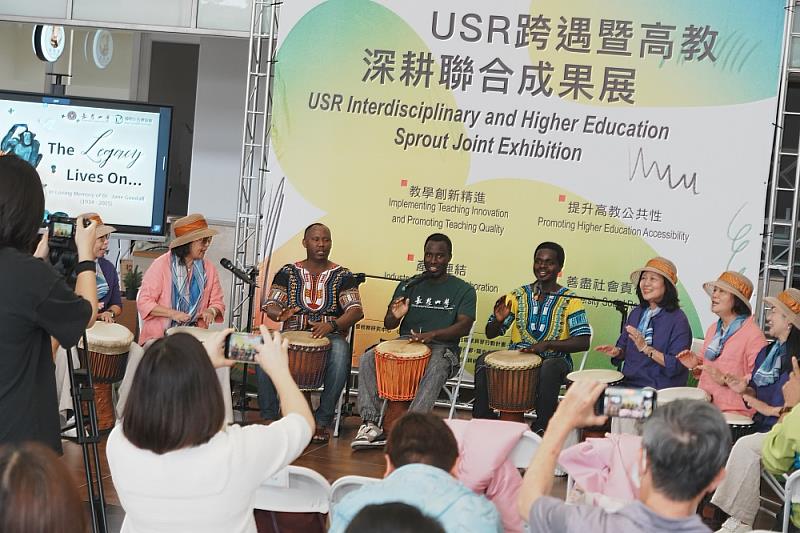 非洲鼓隊與台南幸福扶輪社以精彩演出揭開序幕。