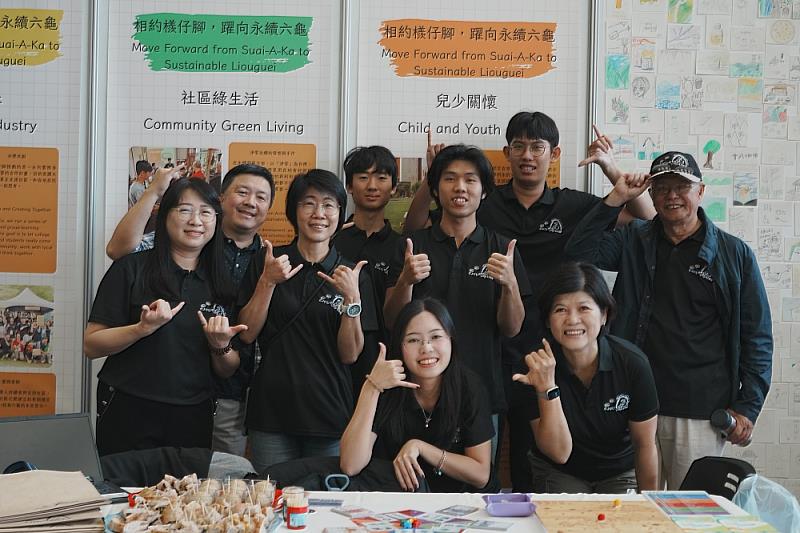 USR計畫「相約檨仔腳，躍向永續六龜」展示「兒少關懷」、「社區綠生活」及「產業發展」3大面向，搭配桌遊互動活動，讓參與者從遊戲中體驗永續社區的實踐與理念。