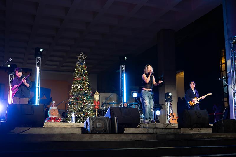 小男孩樂團表演。