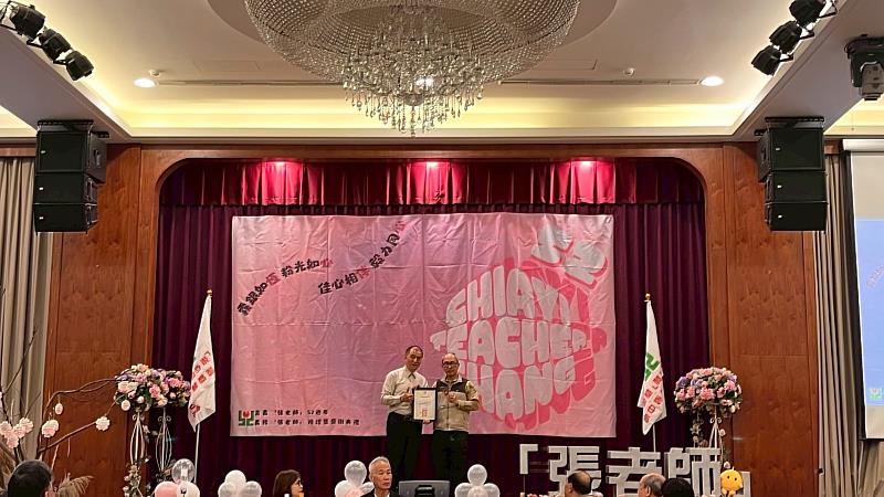 終身榮譽輔導獎章。