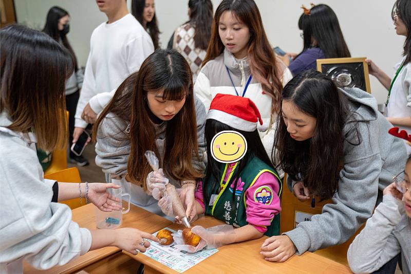 烘焙社、日本文化社及應外系日語課程學生帶領基金會的孩子手作日式生甜甜圈。