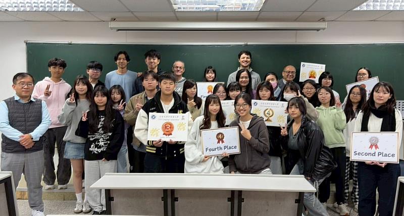 英語組獲獎同學與評審老師合照。