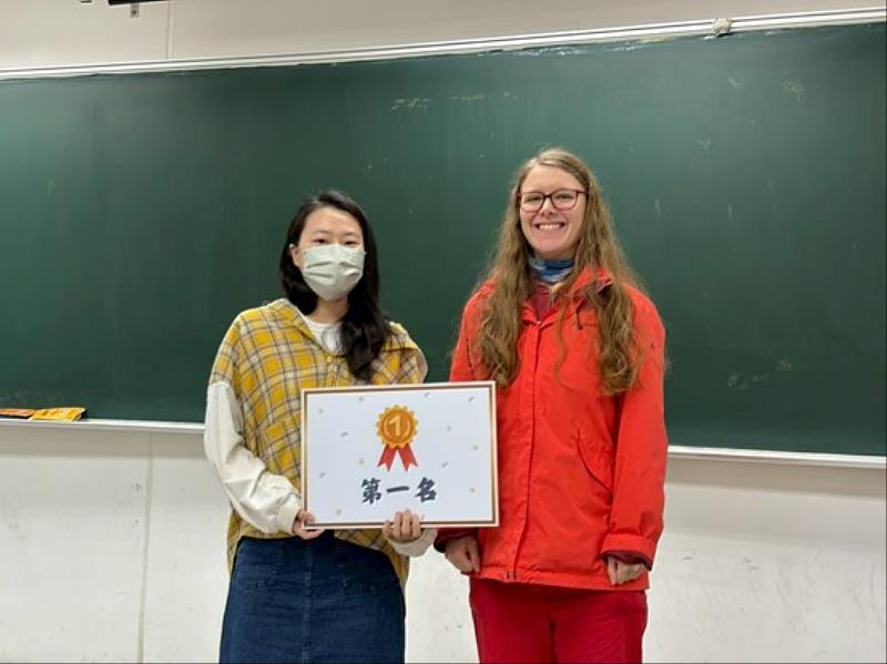 德國學生葉理颯(右)獲得首屆華語歌唱組冠軍。