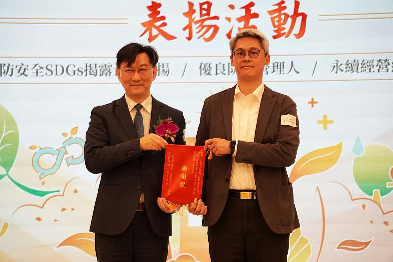 內政部長政務次長董建宏頒獎，由新竹市消防局陳家慶副局長（右1）代表受獎。