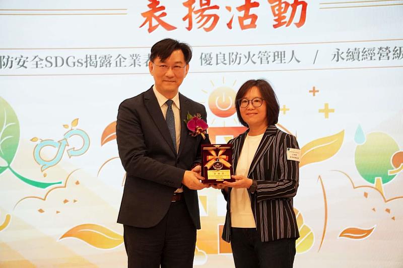 內政部長政務次長董建宏頒獎，由智邦科技映慧資深副總經理（右1）代表受獎。