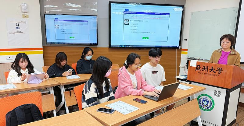 亞大財金系同學在課後密集的模擬訓練，強化解題反應。