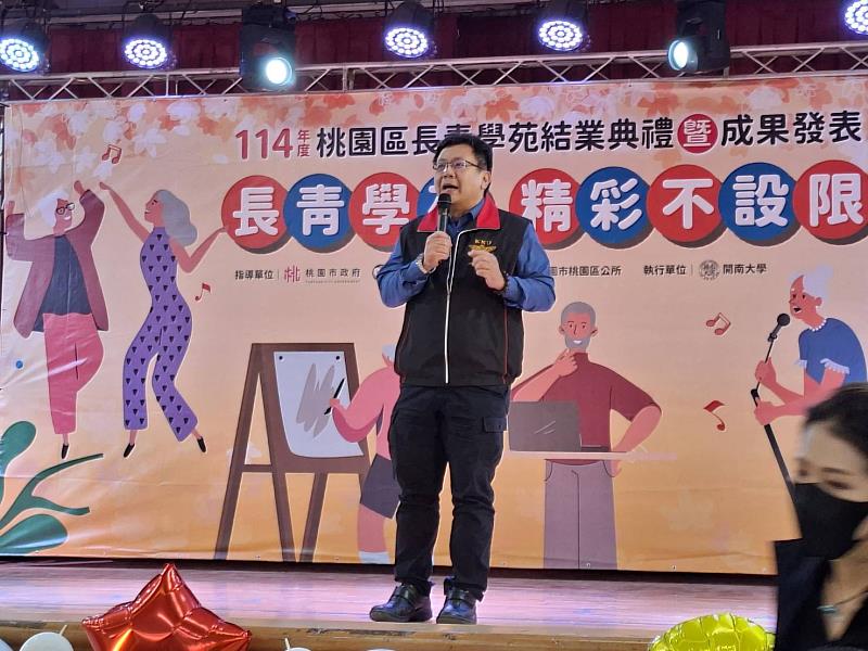 郭鐘達校長勉勵長者持續學習。