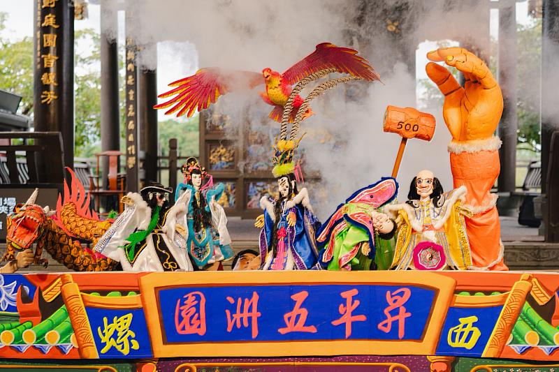 昇平五洲園以扎實操偶功與台語韻味聞名，以輕盈敘事將傳統武俠與當代幽默巧妙融合，讓觀眾在笑聲中看見傳統技藝的獨有魅力。