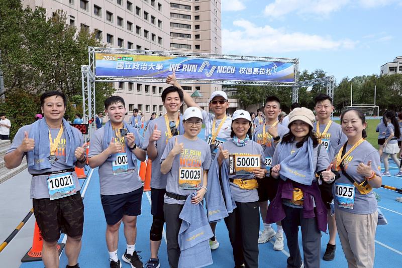 運動企業信義房屋力挺政大馬拉松，副總經理周素香（前排右3）與信義跑團熱血完賽。